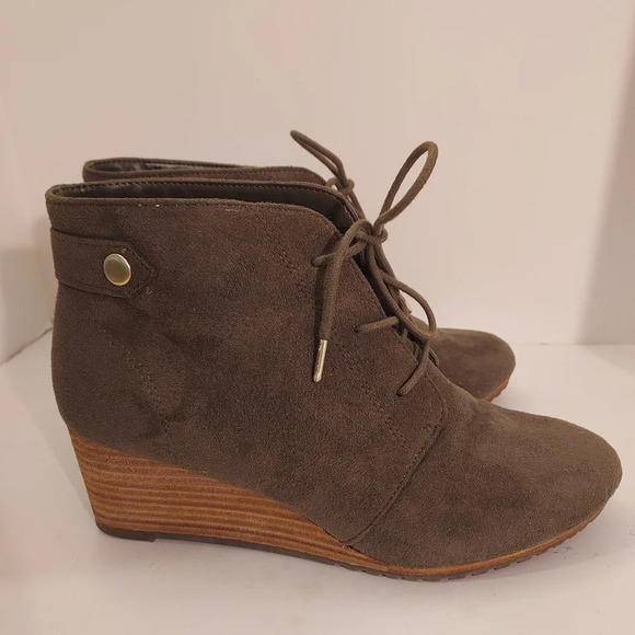 Dr. Scholl's Shoes Olive Green Microfiber Conquer Ankle Booties in Size 7.5M - Picture 4 of 11